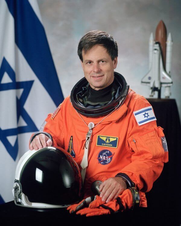 Ilan_Ramon,_NASA_photo_portrait_in_orange_suit